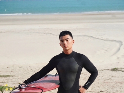 爱穿紧身连体服的黑皮精壮小哥